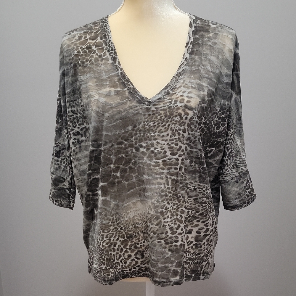 Victorias Secret Tee Shop 3/4 Sleeve V Neck Gray Animal Print Top Sz XS